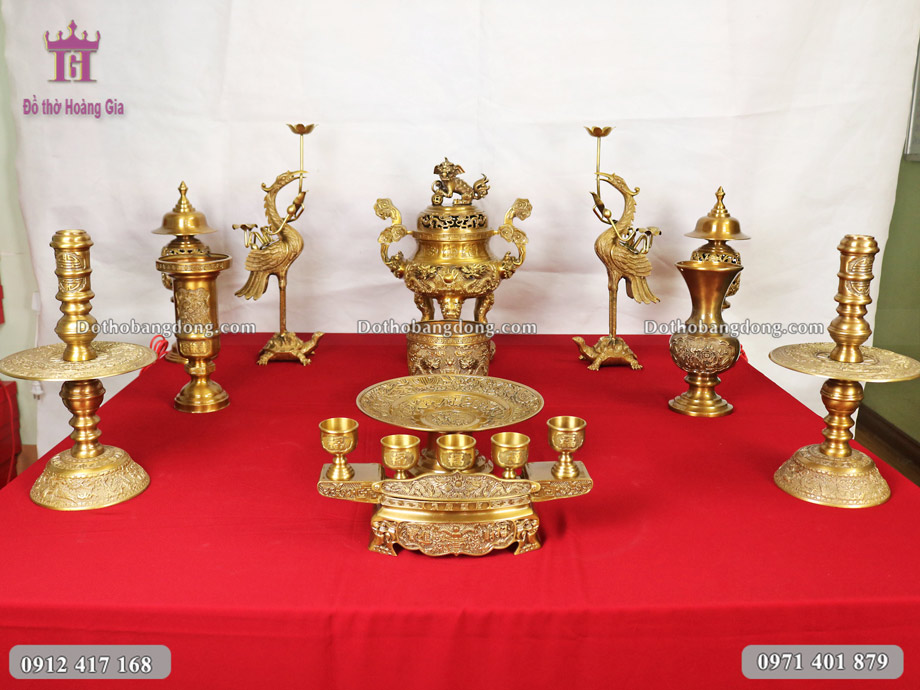 Bộ đồ thờ bằng đồng vàng họa tiết song long chầu nguyệt độc đáo