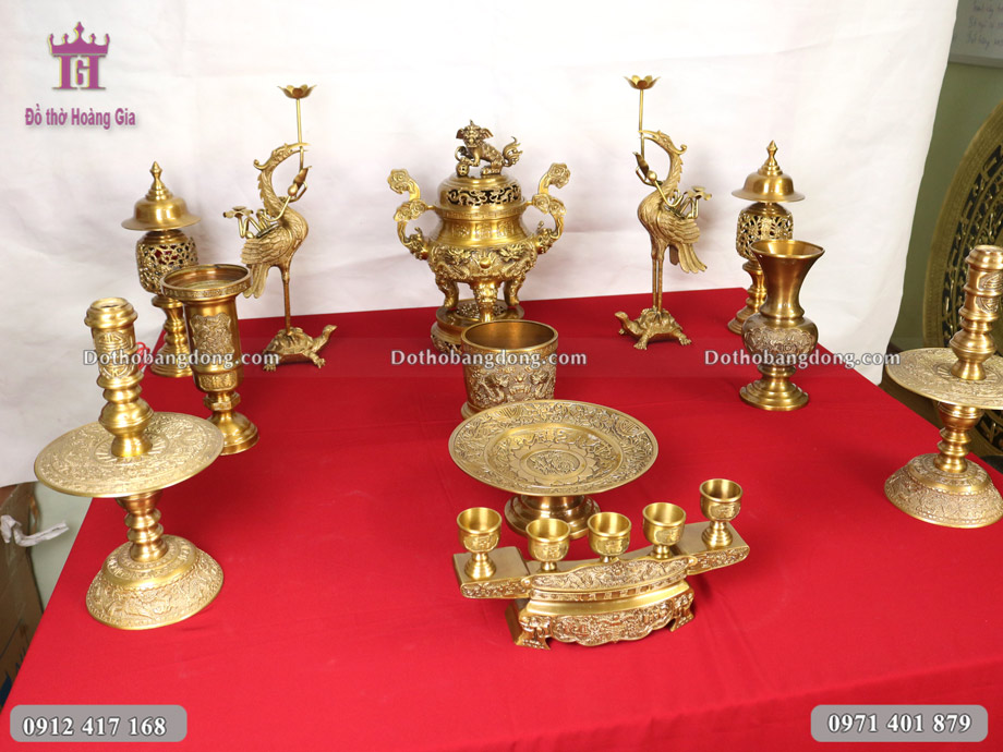 Bộ đồ thờ có màu sắc vàng mộc sang trọng và cổ điển