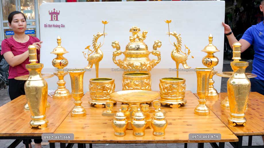 Bộ đồ thờ bằng đồng mạ vàng 24K là dòng đồ thờ cúng cao cấp nhất tại Hoàng Gia
