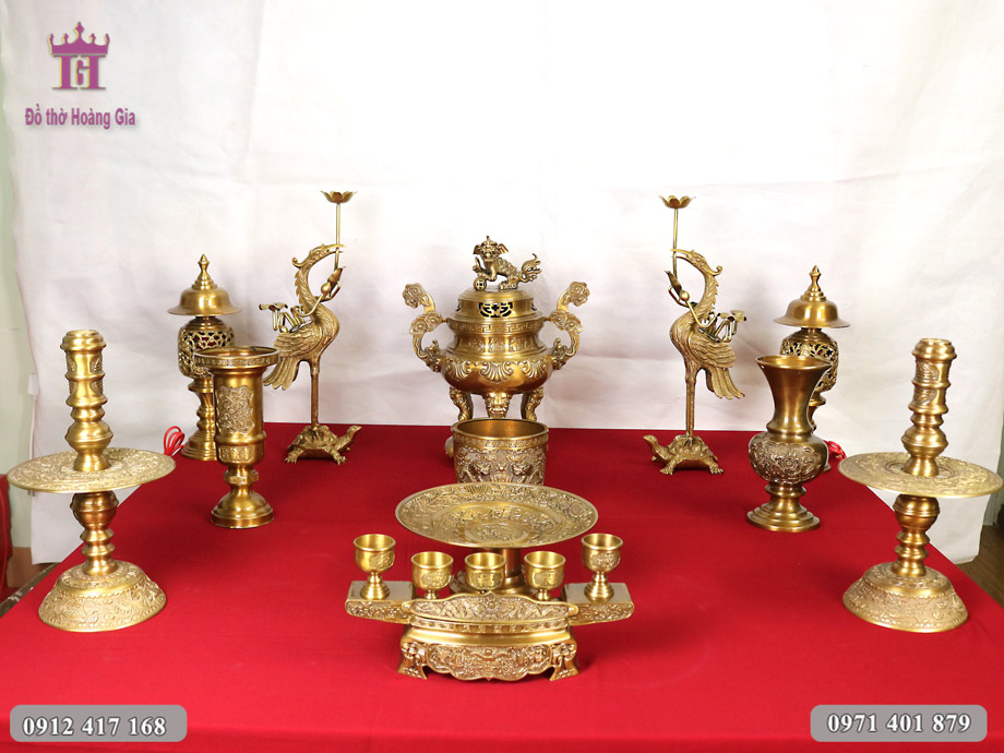 Bộ đồ thờ bằng đồng vàng đúc thủ công là sản phẩm đồ thờ cúng gia tiên, dòng họ