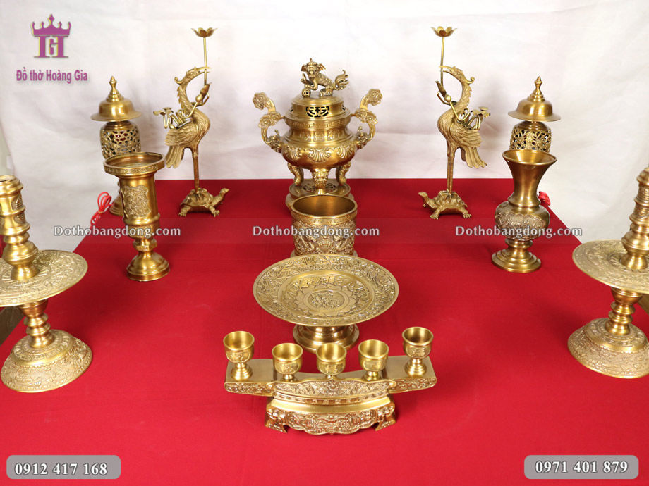 Bộ đồ thờ có màu sắc nguyên bản của đồng vàng mộc mang đến sự sang trọng