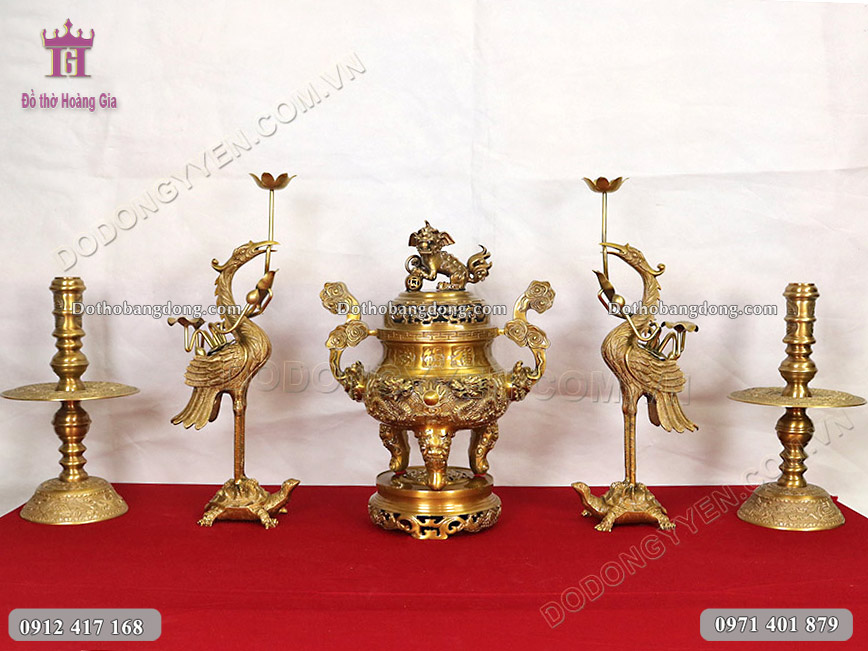 Bộ ngũ sự đồng vàng gồm 1 đỉnh, đôi hạc và đôi nến thờ