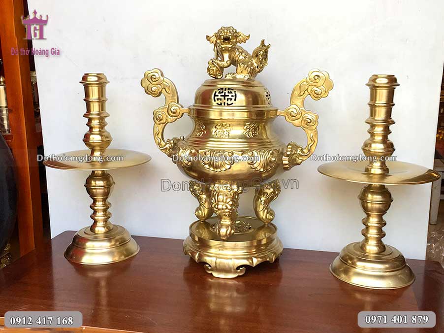Bộ tam sự đỉnh nến bằng đồng vàng là dòng sản phẩm đồ thờ cúng cao cấp tại Hoàng Gia