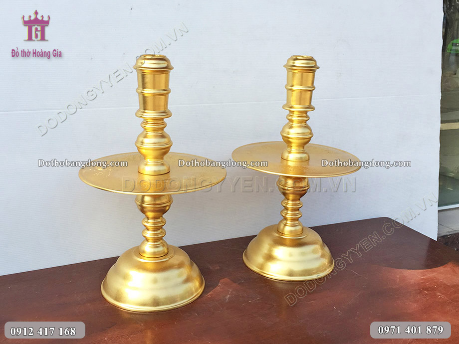 Đôi chân nến thờ bằng đồng dát vàng 24K là vật phẩm thờ cúng cao cấp nhất tại Hoàng Gia