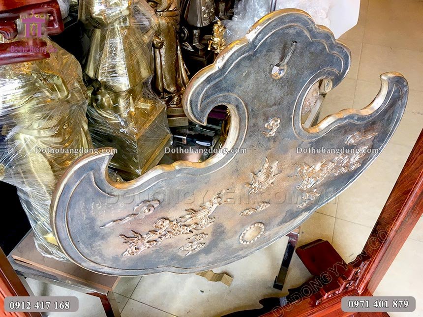 Từng đường nét, chi tiết trên sản phẩm được chạm khắc tỉ mỉ và tinh xảo