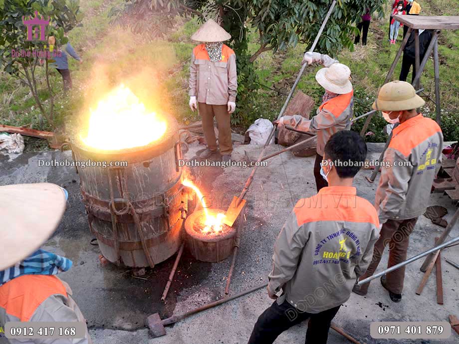 Hình ảnh những nghệ nhân Hoàng Gia đúc chuông đồng cúng tiến