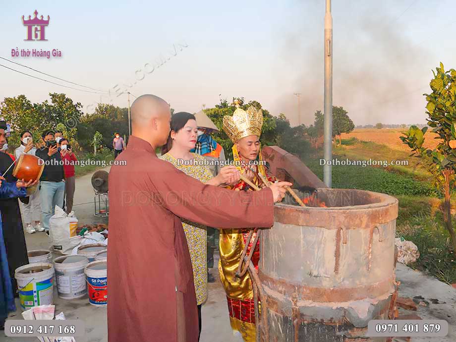 Hình ảnh sư thầy về làm lễ đúc chuông đồng