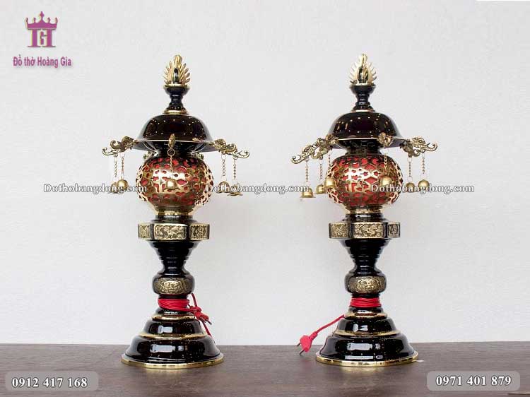 Đôi đèn thờ bằng đồng gắn chuông với kiểu dáng vô cùng độc đáo