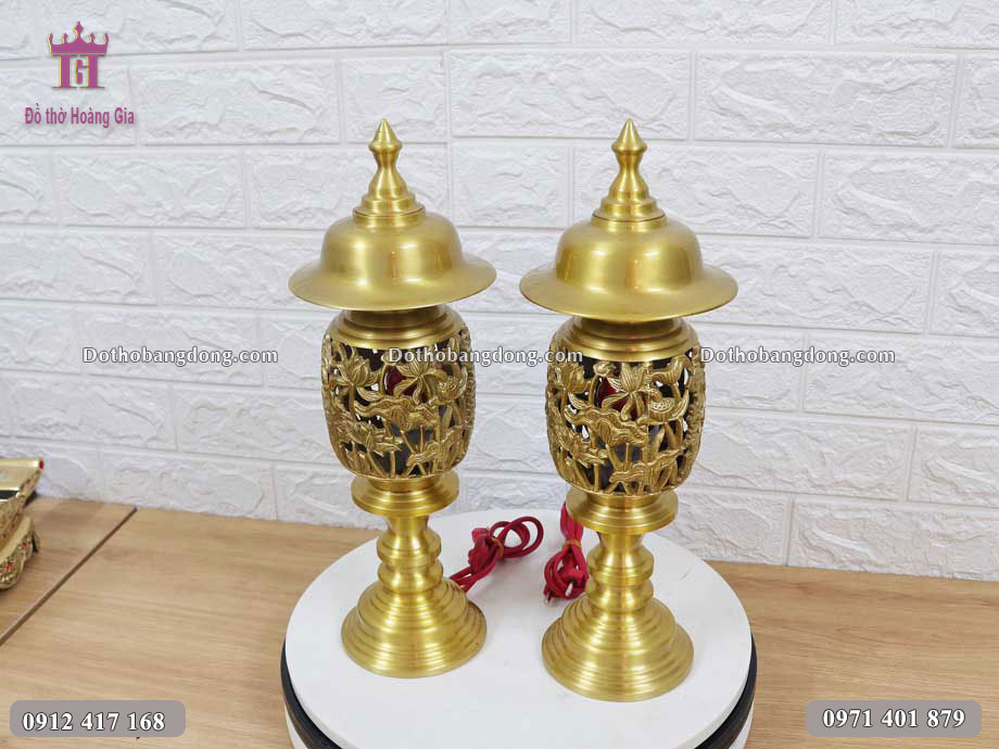 Đôi đèn thờ bằng đồng vàng có độ bền chắc cao, an tâm sử dụng lâu dài