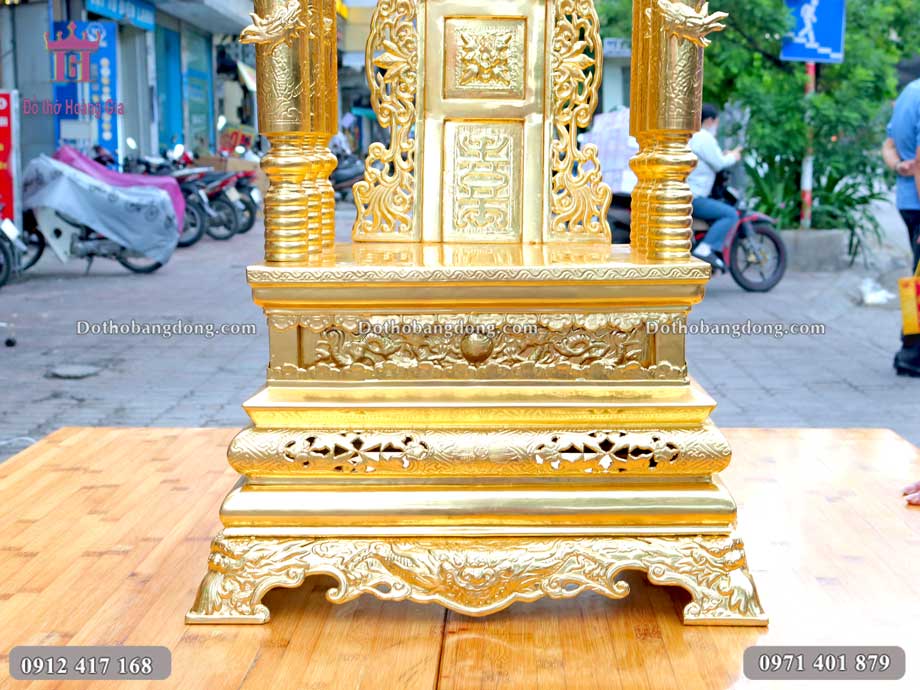 Bề mặt ngai thờ được mạ vàng 24K với màu sắc vàng sáng nổi bật