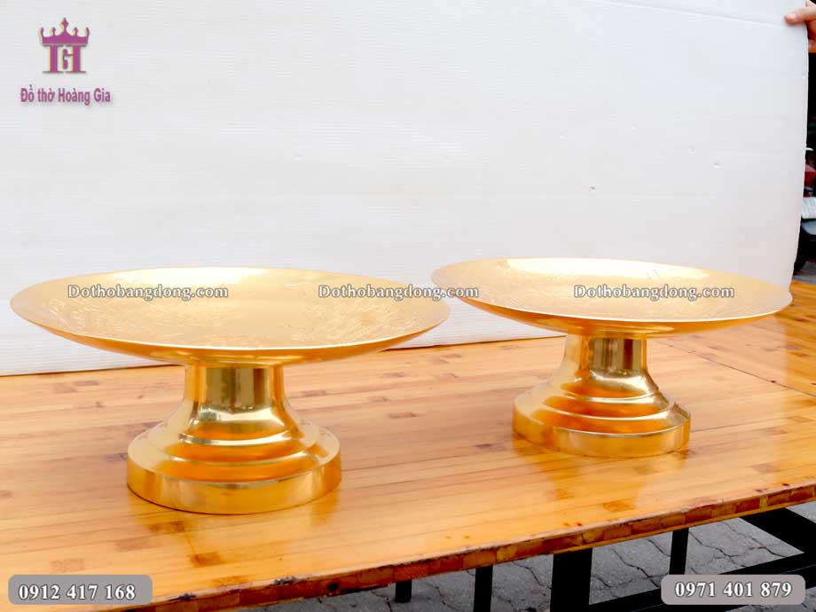 Mâm bồng được sử dụng để đặt lễ vật thắp hương trên bàn thờ gia tiên