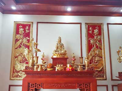 Lắp Đặt Bộ Đồ Thờ Cúng Đầy Đủ Bằng Đồng Mạ Vàng Cho Bàn Thờ Phật - DT407